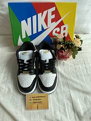 Supreme x Nike SB Dunk Low White and Black Crocodile DH3228-102 - 3