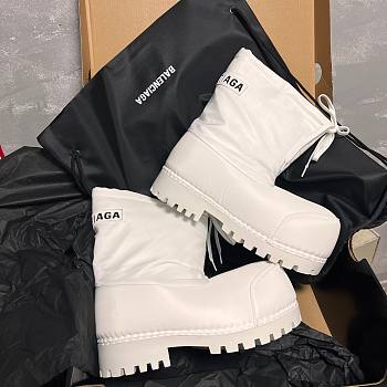 Blncig boots white