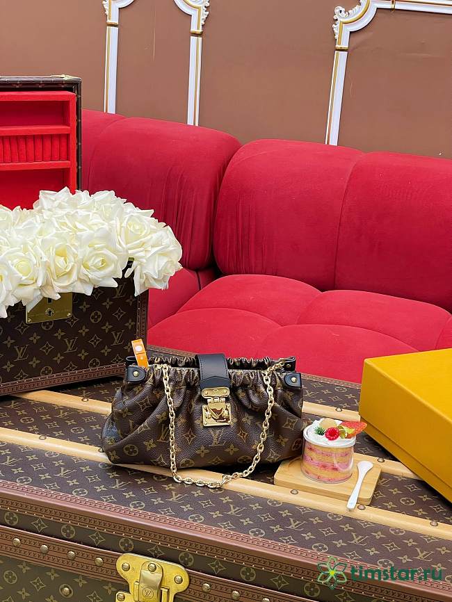 LV Pochette Sling 30*16*1CM - 1