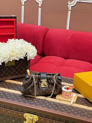 LV Pochette Sling 30*16*1CM