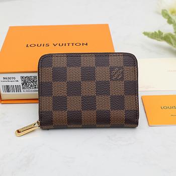 Shopping over $700 send a LV wallet 02