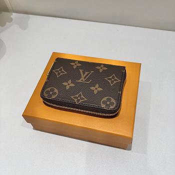 Shopping over $700 send a LV wallet 03