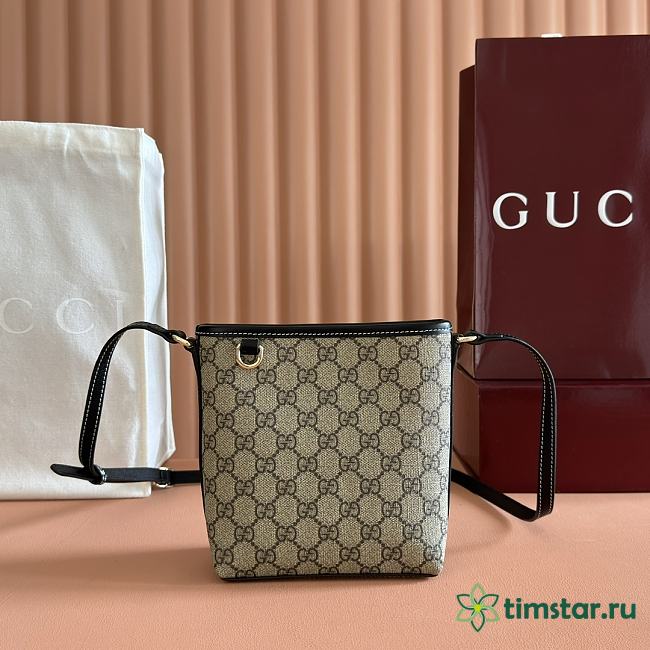Gucci Emblem crossbody Black shoulder bag 15*18*8cm  - 1