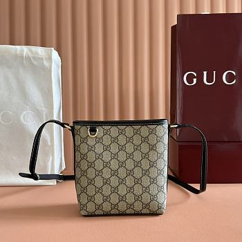 Gucci Emblem crossbody Black shoulder bag 15*18*8cm 